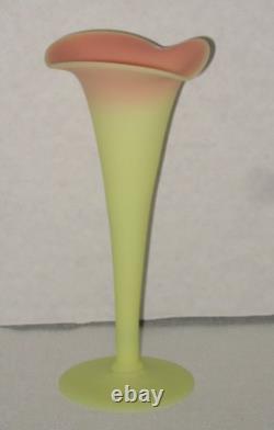 At. Washington BURMESE Trumpet or Lily Vase, 6.25 Antuque circa 1885 At. Washington BURMESE Trumpet or Lily Vase, 6.25 Antuque circa 1885