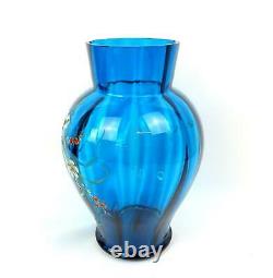VICTORIAN ART GLASS Bleu à Caissons Multicolore Émail Fleur 8 1/4 Vase 1920's