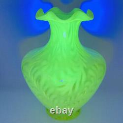 Vtg Fenton Fern And Daisy Yellow Opalescent Glass 11.5Vase Vaseline Topaz GLOWS