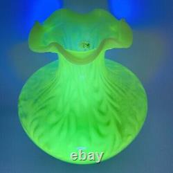 Vtg Fenton Fern And Daisy Yellow Opalescent Glass 11.5Vase Vaseline Topaz GLOWS